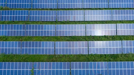 The Comprehensive Guide to Integrating Solar Panels with Green Roofs